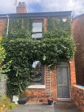 3-bedroom home with free parking in Chorlton